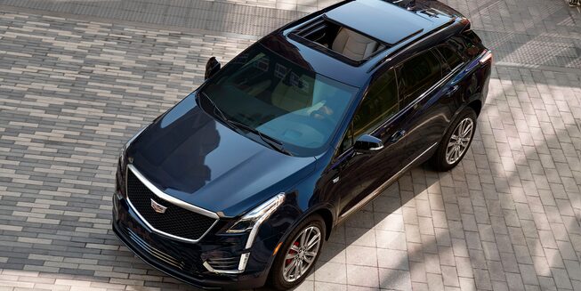 SUV de lujo Cadillac XT5 2024 con quemacocos panorámico